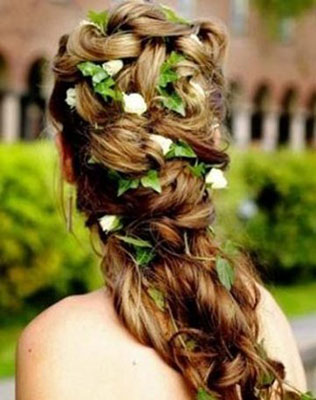Прическа невесты со сложным плетением и цветами в волосах
