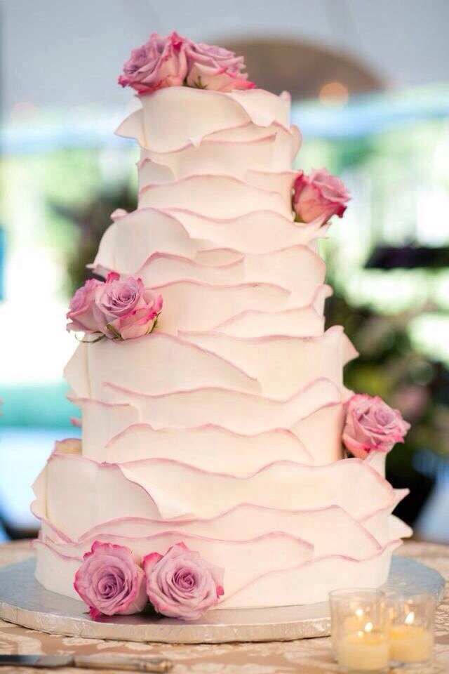 Свадебный торт в виде розы, декорированный цветами