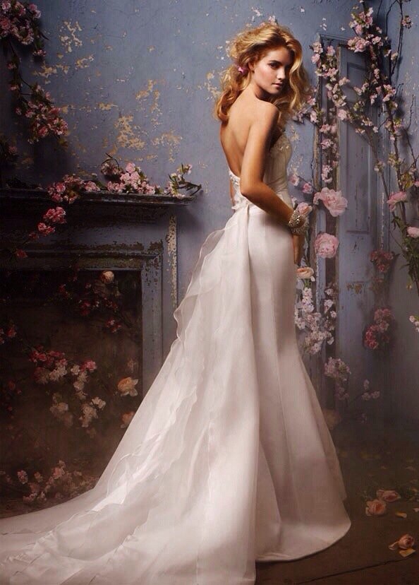 Платье невесты с длинным шлейфом