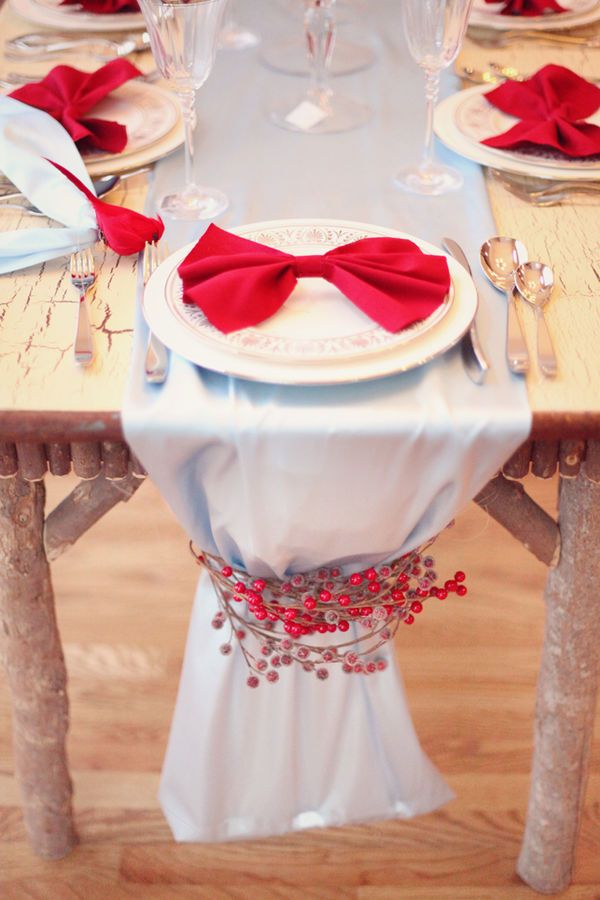 Оформление свадебного стола: салфетки в виде бантов и ягоды
