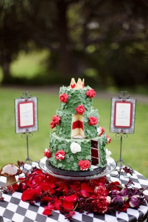 Сказочный свадебный торт на природе