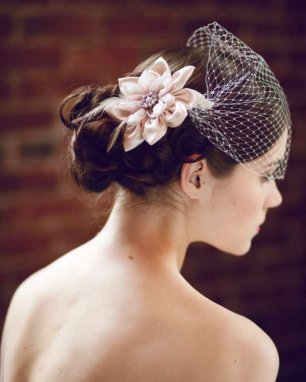 Вуалетка с искусственным цветком