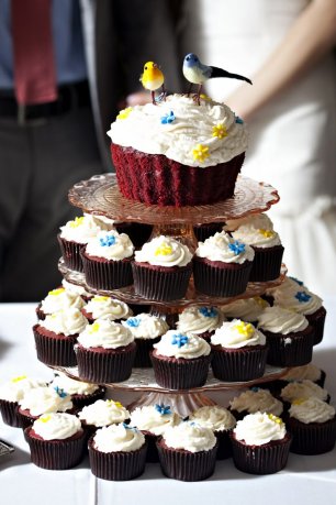 Свадебный торт из капкейков,украшенный фигурками птиц