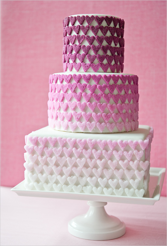 Свадебный торт градиентного цвета,украшенный сердцами
