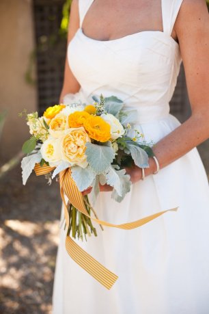 Букет невесты с длинной лентой