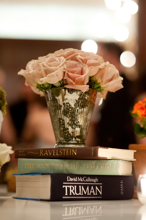 Оформление стола: цветы и книги