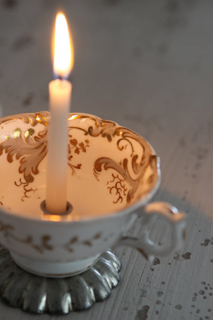 Оригинальное использование чашки в декоре - емкость для свечи