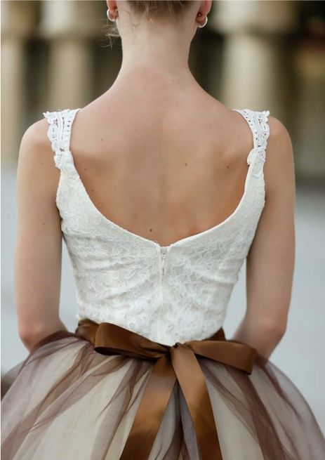 Платье невесты: открытая спина и бант