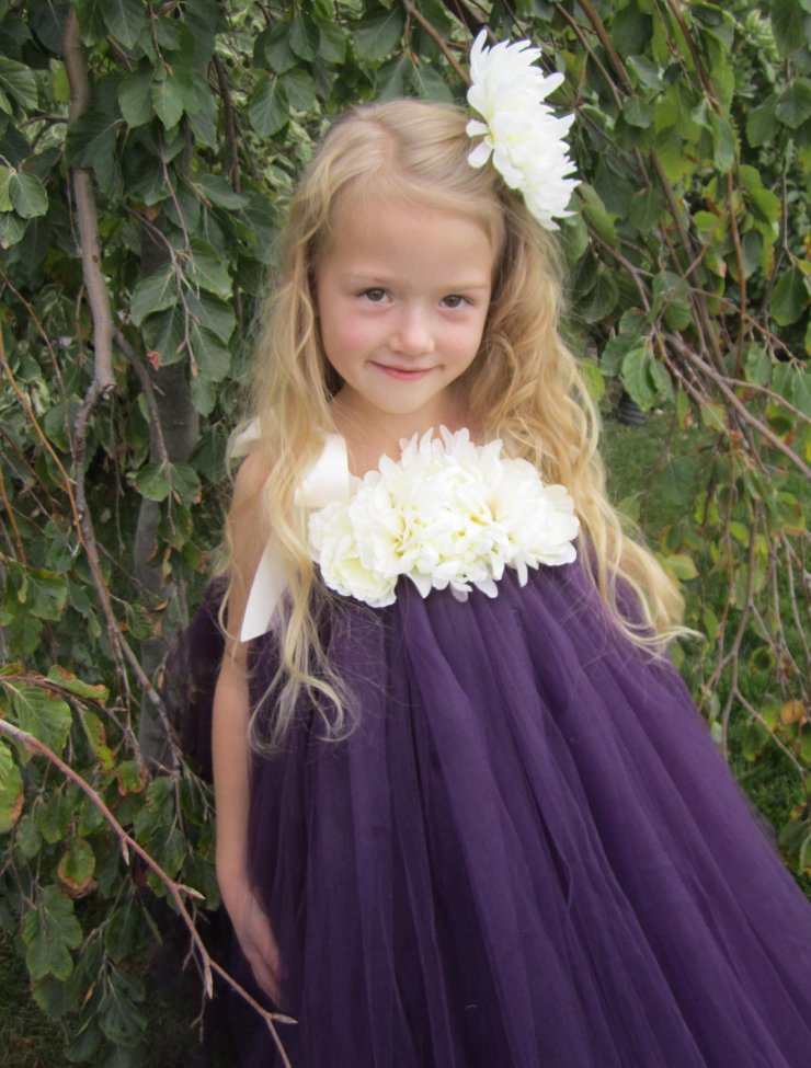 Образ цветочной девочки: пышное платье с цветами и аксессуар на голове