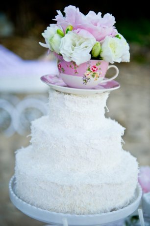 Свадебный торт с чашкой и цветами наверху