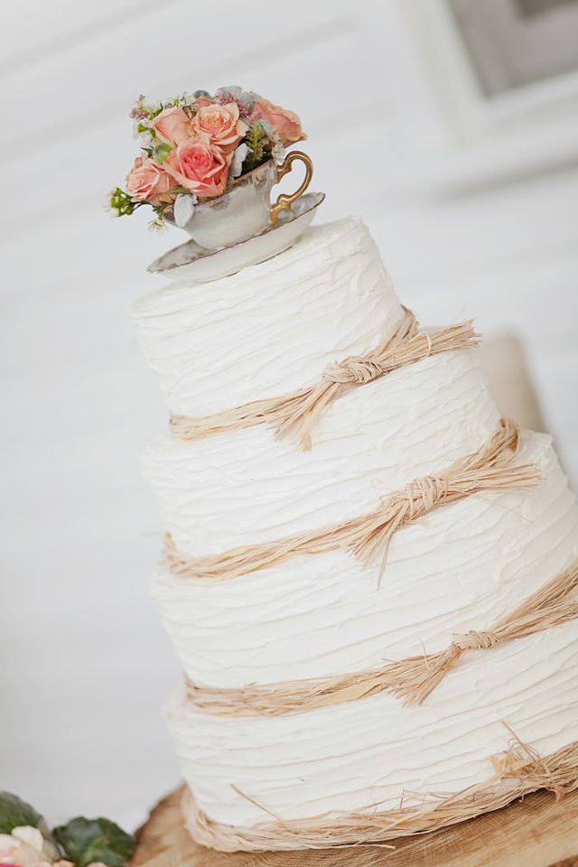 Свадебный торт с чашкой и цветами наверху