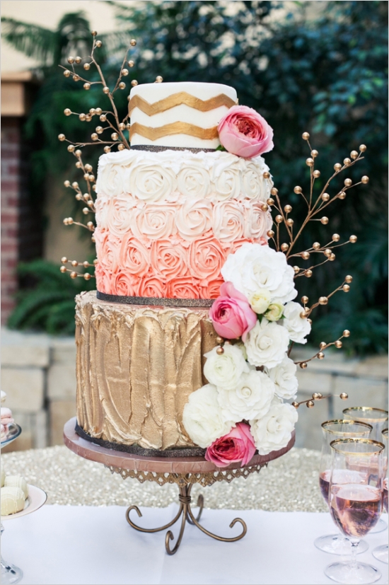 Свадебный торт с ярусами разных фактур
