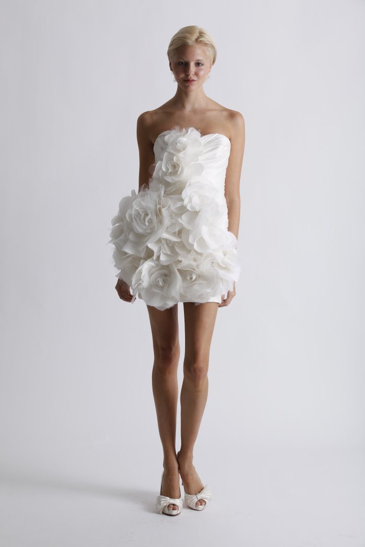 Платье невесты с асимметричной отделкой из роз