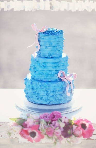 Свадебный торт в виде юбки с лентами из мастики