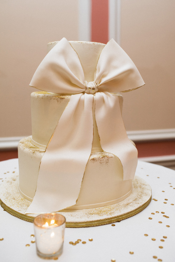 Свадебный торт с большим бантом из мастики