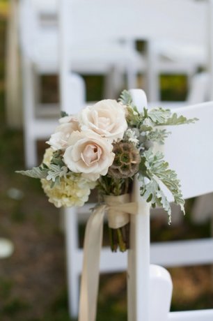 Декор стульев на месте бракосочетания