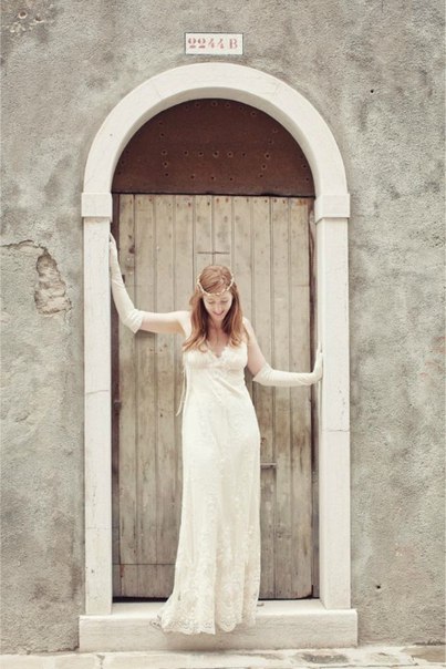 Платье невесты просто покроя с длинными перчатками и аксессуаром на голове