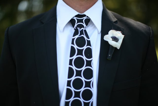 Аксессуары жениха: оригинальный принт галстука и бутоньерка в тон