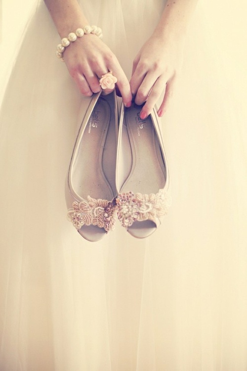 Туфли невесты с открытым носом