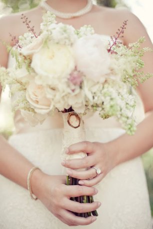 Букет невесты с винтажной брошью