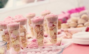 Разнообразный сладкий стол