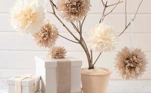 Декор из бумажных помпонов