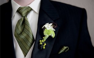 Аксессуары жениха: классический галстук, оригинальная бутоньерка и платок