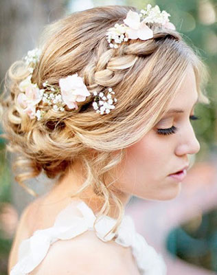 Прическа невесты в стиле рустик, украшенная цветами