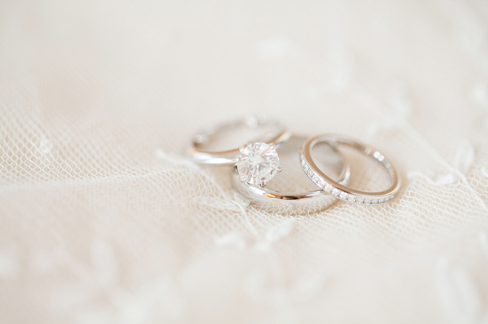 Свадебная фотосессия: кольца на фате