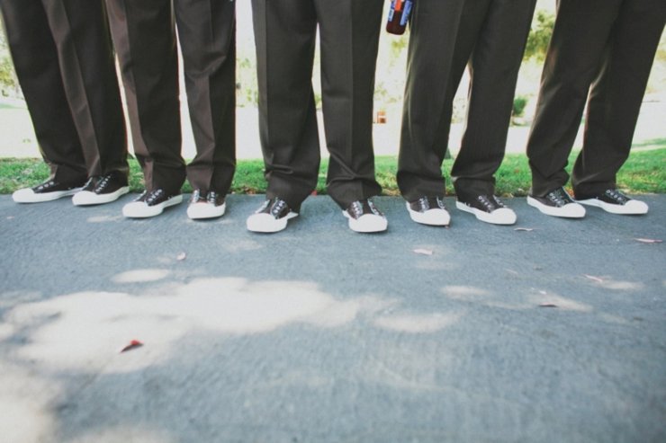 Кеды - одинаковая обувь у всех друзей жениха