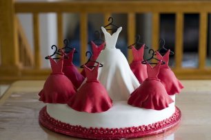 Оригинальный торт с фигурками платьев невесты и ее подружек