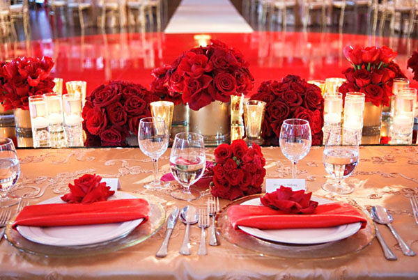 Оформление свадебного стола большим количеством роз