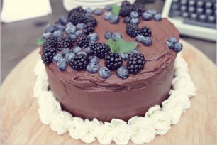 Свадебный торт, украшенный ягодами