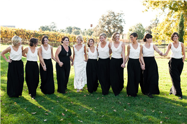 Неожиданные образ подружек невесты: белый топ и контрастная юбка в пол