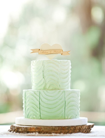 Свадебный торт с волнистой фактурой
