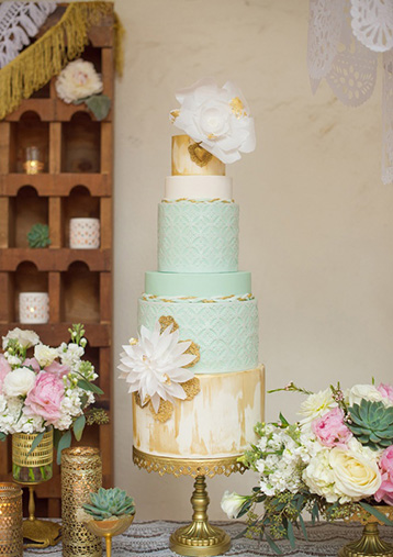 Свадебный торт, украшенный крупными цветами