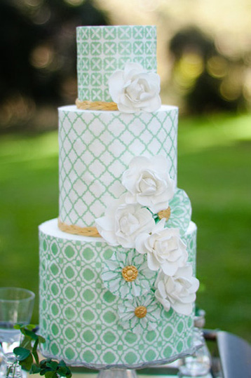 Свадебный торт с ярусами разного оформления