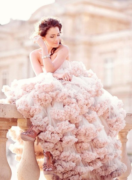 Фактурное платье невесты пудрового цвета