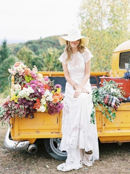 Платье невесты с короткими рукавами и аксессуар - широкополая шляпа