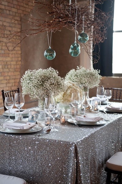 Волшебное оформление свадебного стола: мерцающая скатерть и новогодние шары