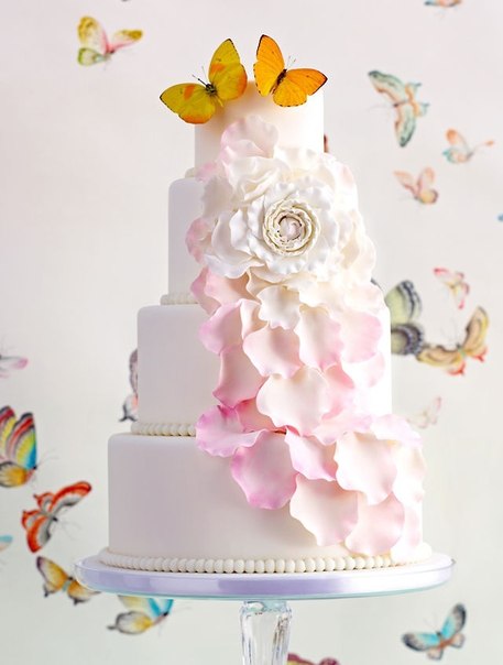 Свадебный торт, украшенный бабочками и лепестками