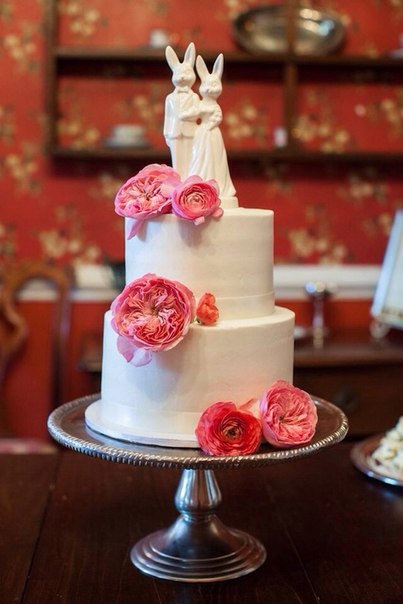 Свадебный торт с фигурками и живыми цветами