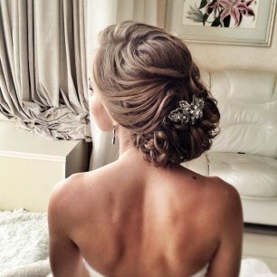 Прическа невесты с украшением