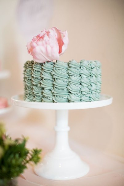Фактурный свадебный торт, украшенный живым цветком