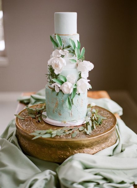 Свадебный торт, украшенный венком