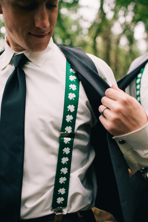 Зеленый галстук с рубашкой