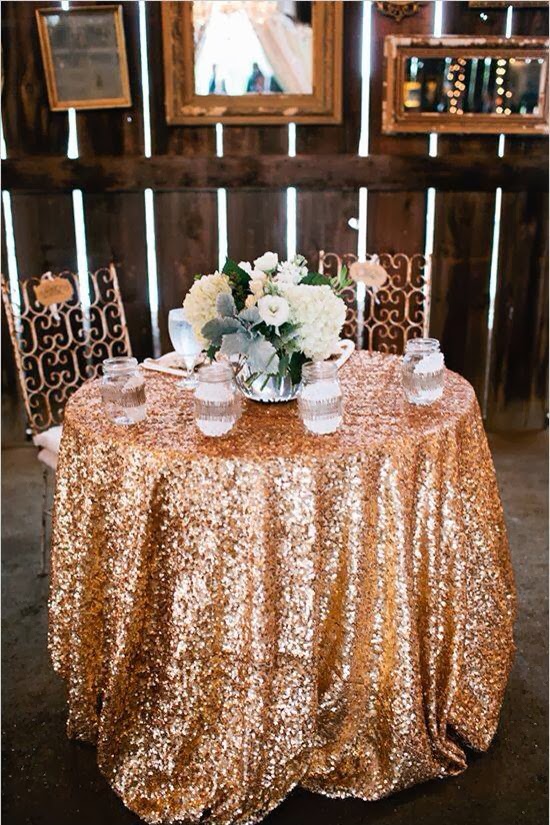 Оформление свадебного стола скатертью с пайетками