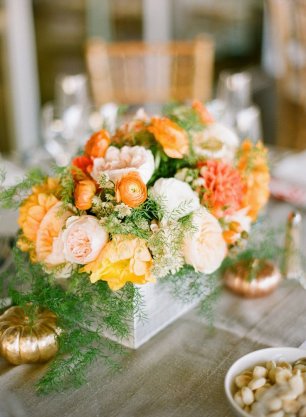 Оформление стола цветками в мини-кадках