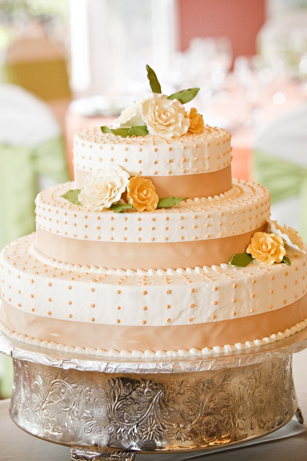 Свадебный торт, декорированный лентами и цветами