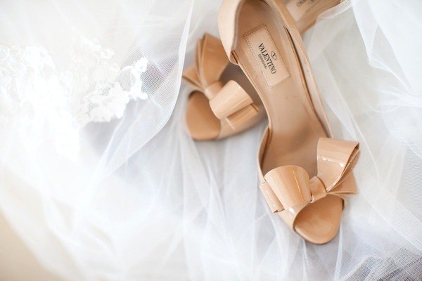 Туфли невесты с бантиками и открытым носом